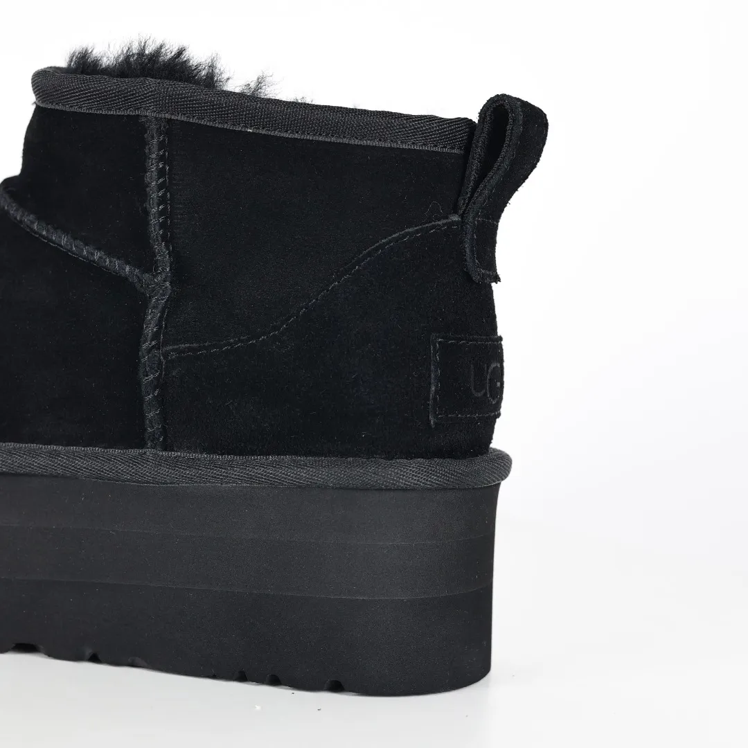 Pick up locally 💰560 Core recommended good price In the new year, uug launched a series of styles, which are partially geared towards the preferences of young consumers and have also moved to the forefront of fashion trends. Shoe body material: water-repellent coated suede upper, 17mm UGGPURE™ implantable wool insole, lightweight non-slip and comfortable rubber outsole, with brand LOGO and trademark, with full packaging Size: 35 36 37 38 39 40